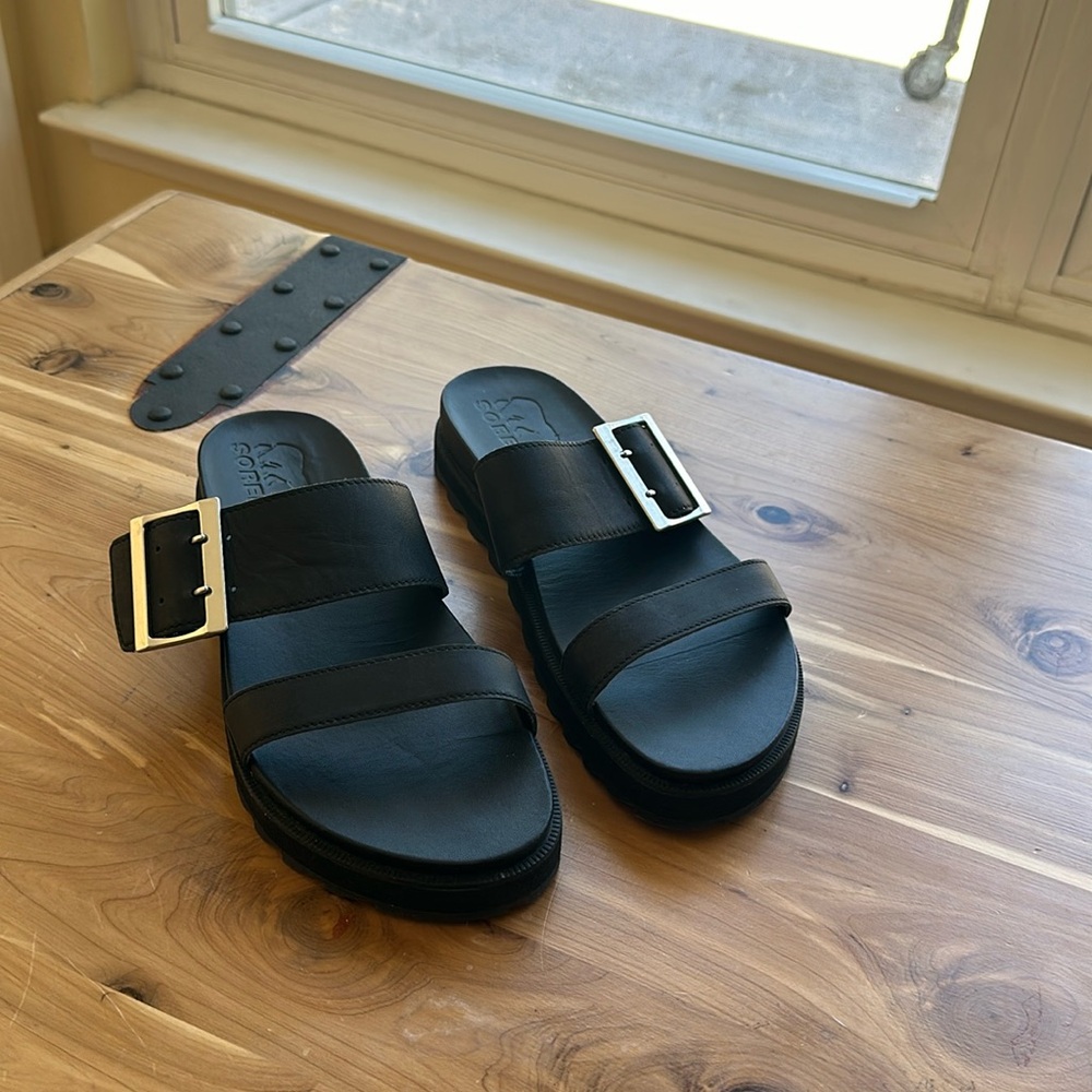 Sorel roaming sandals - women’s black sandals - size 8 - gently used - like new